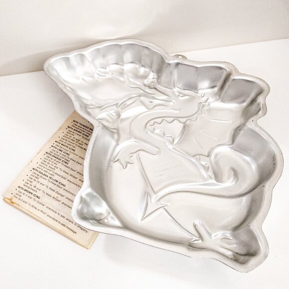 Vintage WILTON Cake Pan Mystical Dragon 1984 Bakeware Kitchen Aluminum + Manual - Picture 3 of 4